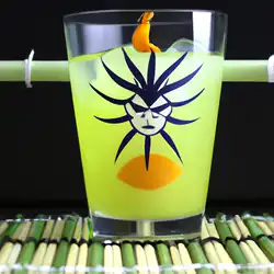 Une image de Le Shinigami Sunrise Cocktail: un mélange épicé de rhum, tonic, sirop de grenadine et gingembre inspiré par Renji Abarai de Bleach